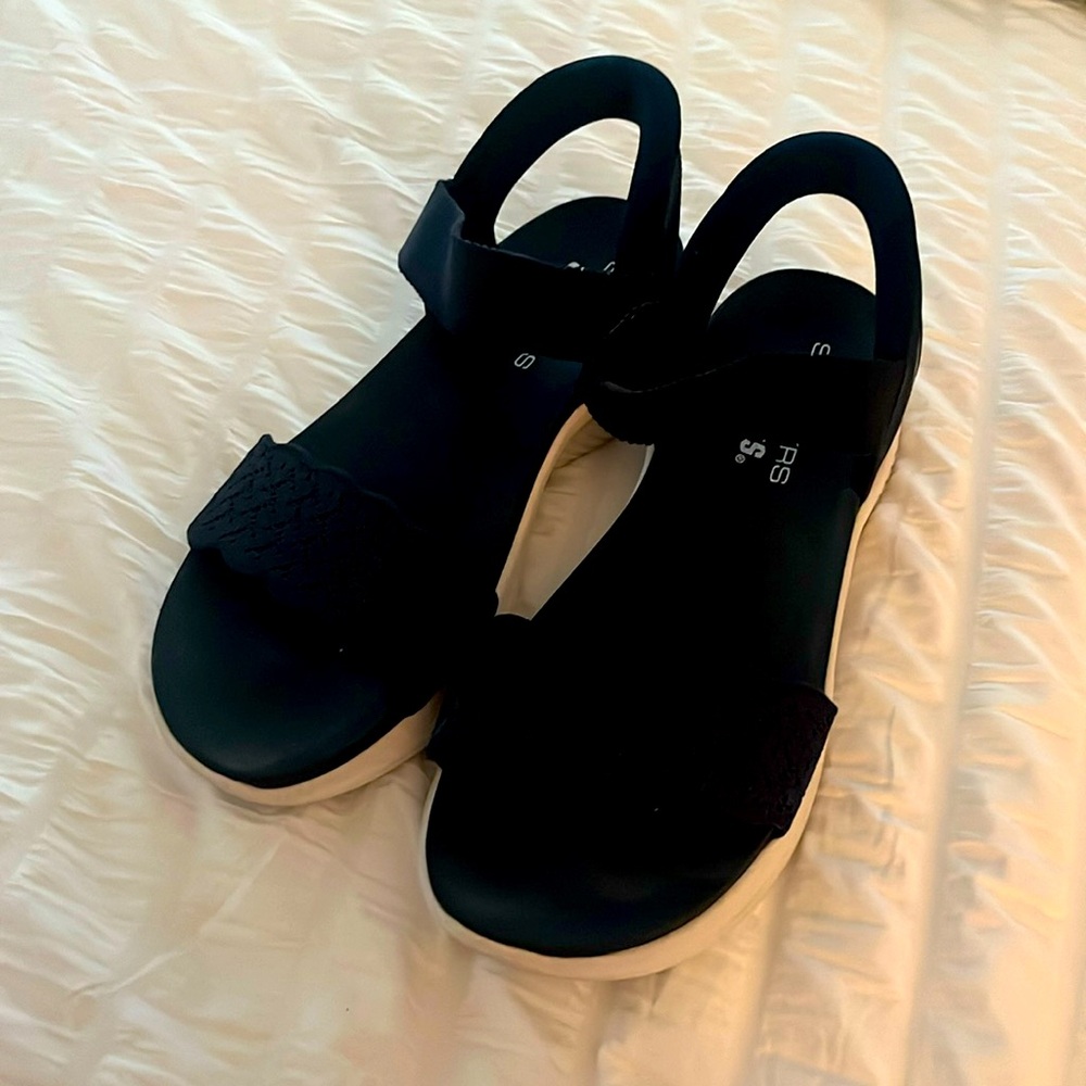 Women’s navySketchers Slip in sandals